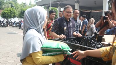 Pj Wali Kota Batu Aries Agung Paewai didampingi Kepala Diskumperindag Pemkot Batu Aries Setyawan, secara langsung memantau jalannya operasi pasar. (Yan/kabarterdepan.com) 