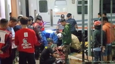 Proses evakuasi jasad yang terseret kerata api Doho, Kamis (29/2/2024). (Joe/kabarterdepan.com) 