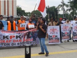 Puluhan Pendemo di Sidoarjo Dukung KPK Tuntaskan Tangani Kasus Korupsi BPPD