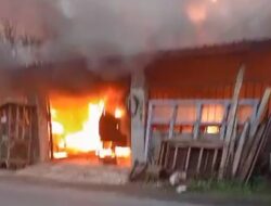 Kebakaran Hebat Rumah Penjual Bensin Eceran di Mojosari, Pipa Gas Alam Pun Bocor