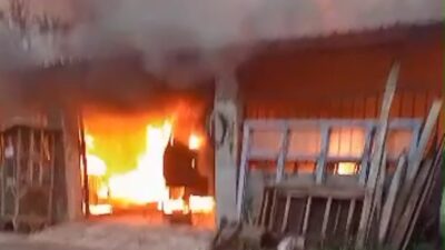 Api membakar bagian depan rumah di Dusun Krembungdumpul, Desa Randubango Kecamatan Mojosari Kabupaten Mojokerto, Sabtu (10/02/2023) sore (Redaksi Kabarterdepan.com)