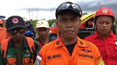 Ainul Makhidin, Kordinator Lapangan Basarnas Surabaya saat memberikan keterangan (Redaksi Kabarterdepan.com)