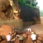 Pekerja membersihkan material tanah dan Batu yang longsor dari Tebing Batu Bintang (Redaksi Kabarterdepan.com)