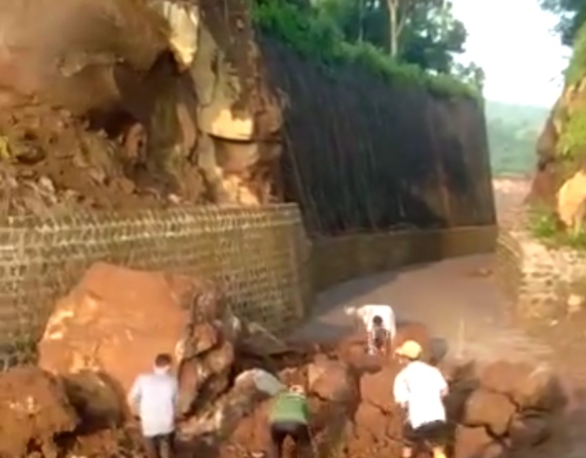 Pekerja membersihkan material tanah dan Batu yang longsor dari Tebing Batu Bintang (Redaksi Kabarterdepan.com) 