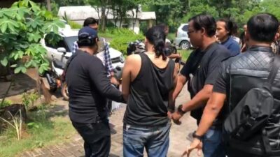 Penggeledahan dilakukan tim Satresnarkoba Polres Mojokerto (Redaksi Kabarterdepan.com)