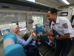Semarakkan Pemilu dan Valentine, KAI Daop 8 Surabaya Bagi-bagi Bunga Mawar dan Cokelat