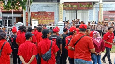 Puluhan kader PDIP Kabupaten Mojokerto aksi damai di depan kantor KPU, Sabtu (2/3/2024). (Irfan/kabarterdepan.com)