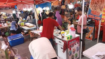 Warga menyerbu lapak dagangan di pasar malam Dugderan Kota Semarang. (Ahmad/kabarterdepan.com) 