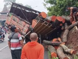 Truk Bermuatan Kayu Tabrak Rumah Warga Setelah Alami Rem Blong di Turunan Trawas