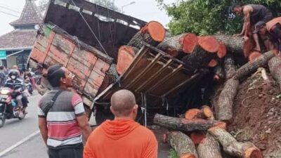Kondisi truk setelah menabrak tembok rumah warga di jalan turunan Trawas (Redaksi Kabarterdepan.com)