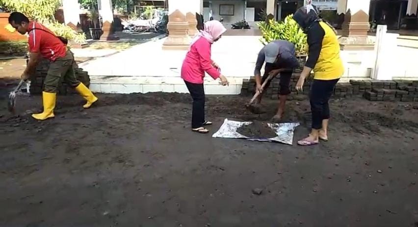 Proses kegiatan kerja bakti yang dilakukan perangkat desa dan warga sekitar di kecamatan Kutorejo (Redaksi Kabarterdepan.com)