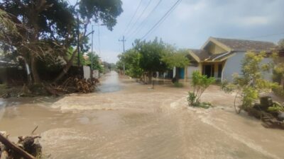 Pantauan dari atas lokasi jebolnya tanggul Sungai Sadar, ratusan rumah terendam air (Redaksi Kabarterdepan.com) 