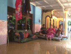 Banjir Selutut Kaki, Warga Desa Sambiroto Mojokerto Evakuasi Barang Elektronik