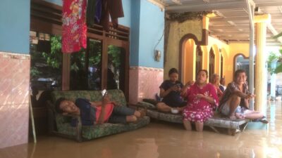 Banjir Selutut Kaki, Warga Desa Sambiroto Mojokerto Evakuasi Barang Elektronik
