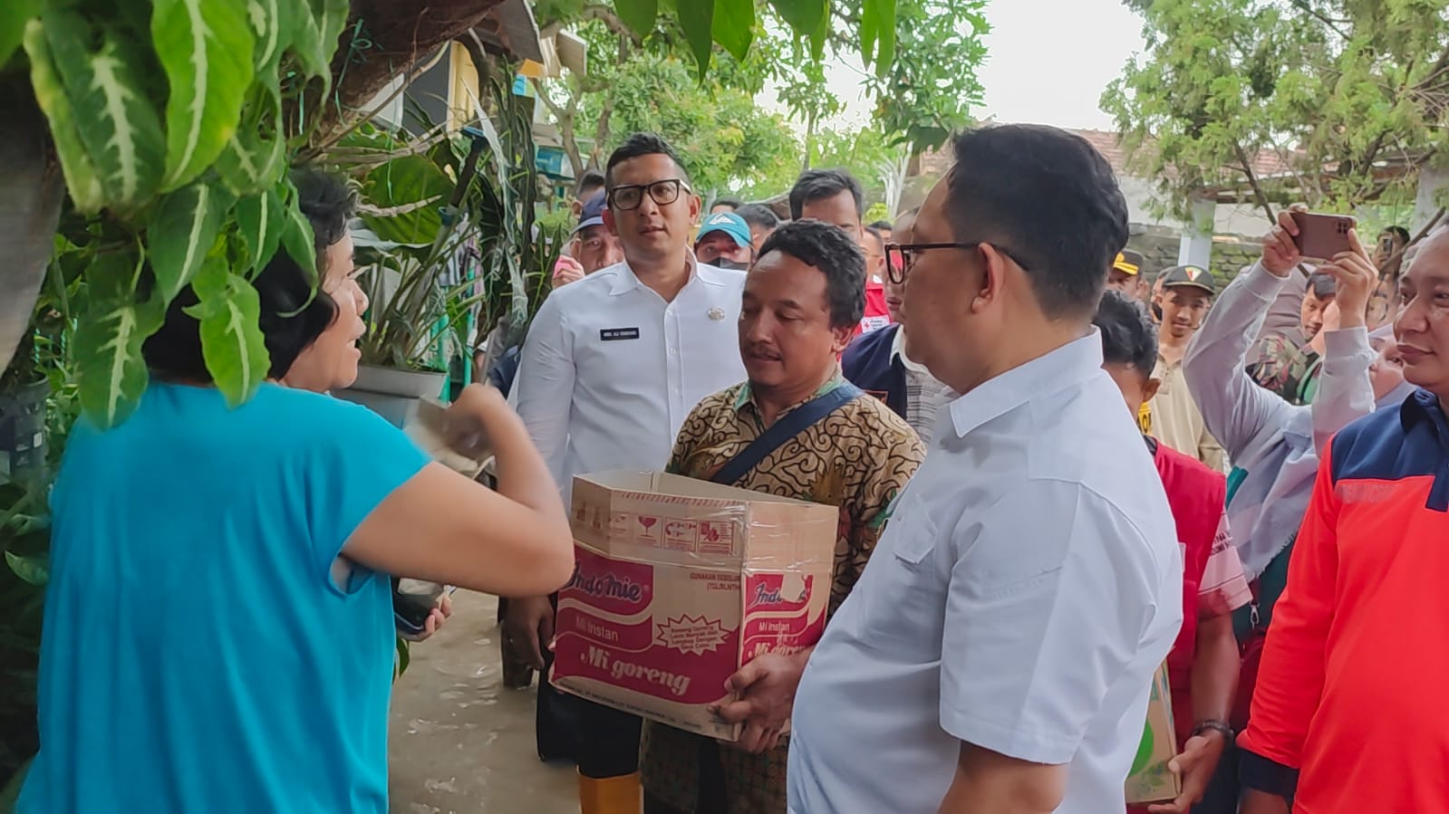 Dari pintu ke pintu, Pj Gubernur Jatim didampingi Mas Pj membagikan nasi bungkus olahan dapur umum