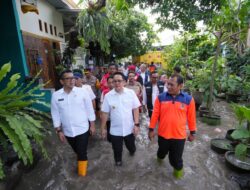 Bahu-membahu, Pj Gubernur Jatim dan Pj Wali Kota Mojokerto Gerak Cepat Bantu Korban Banjir