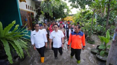 Pj Gubernur Jatim, Adhy Karyono bersama Pj Wali Kota Mojokerto Moh Ali Kuncoro meninjau langsung Lingkungan Meri yang terdampak banjir akibat jebolnya Tanggul Sungai Sadar (Redaksi Kabarterdepan.com)