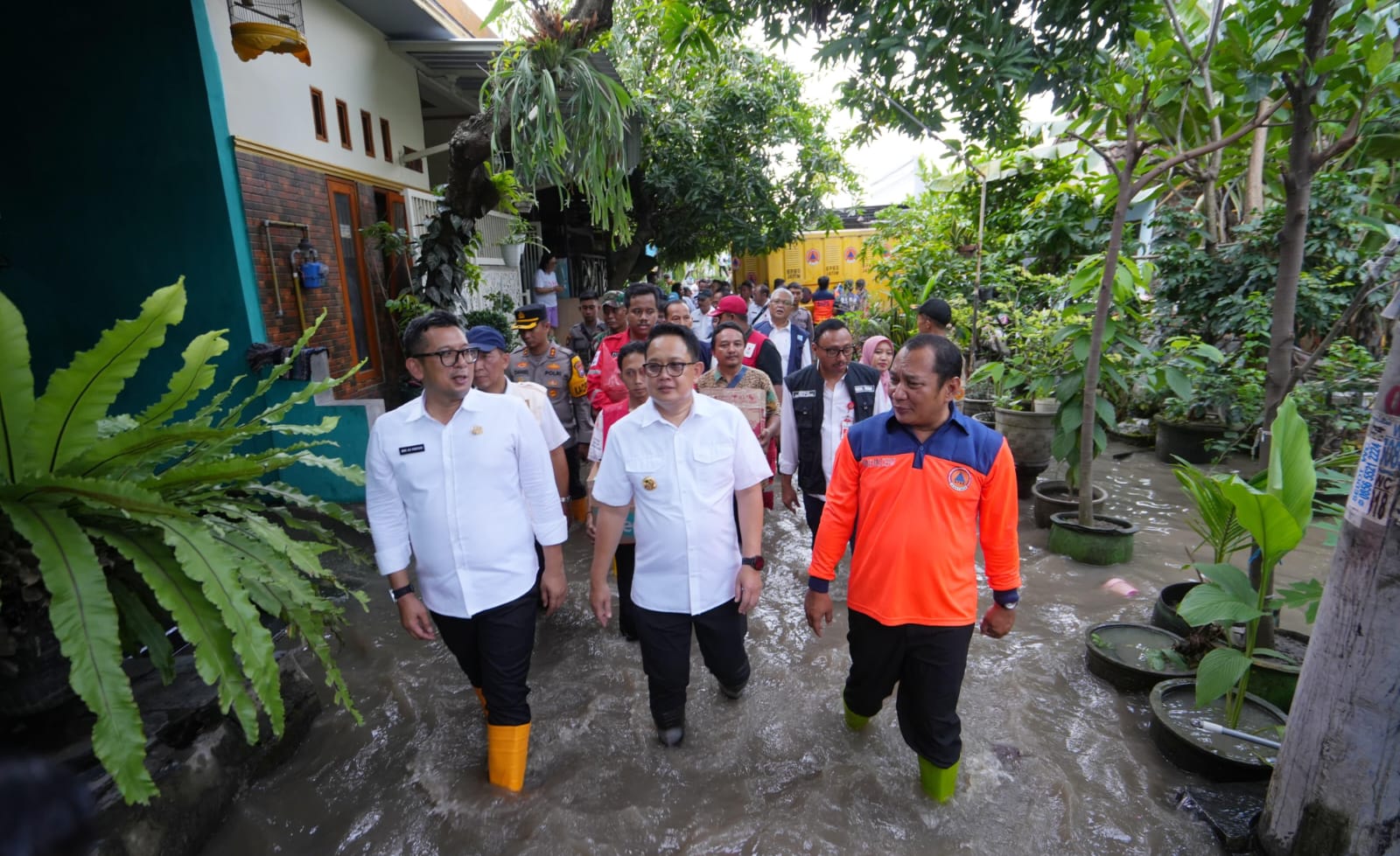 Pj Gubernur Jatim, Adhy Karyono bersama Pj Wali Kota Mojokerto Moh Ali Kuncoro meninjau langsung Lingkungan Meri yang terdampak banjir akibat jebolnya Tanggul Sungai Sadar (Redaksi Kabarterdepan.com) 