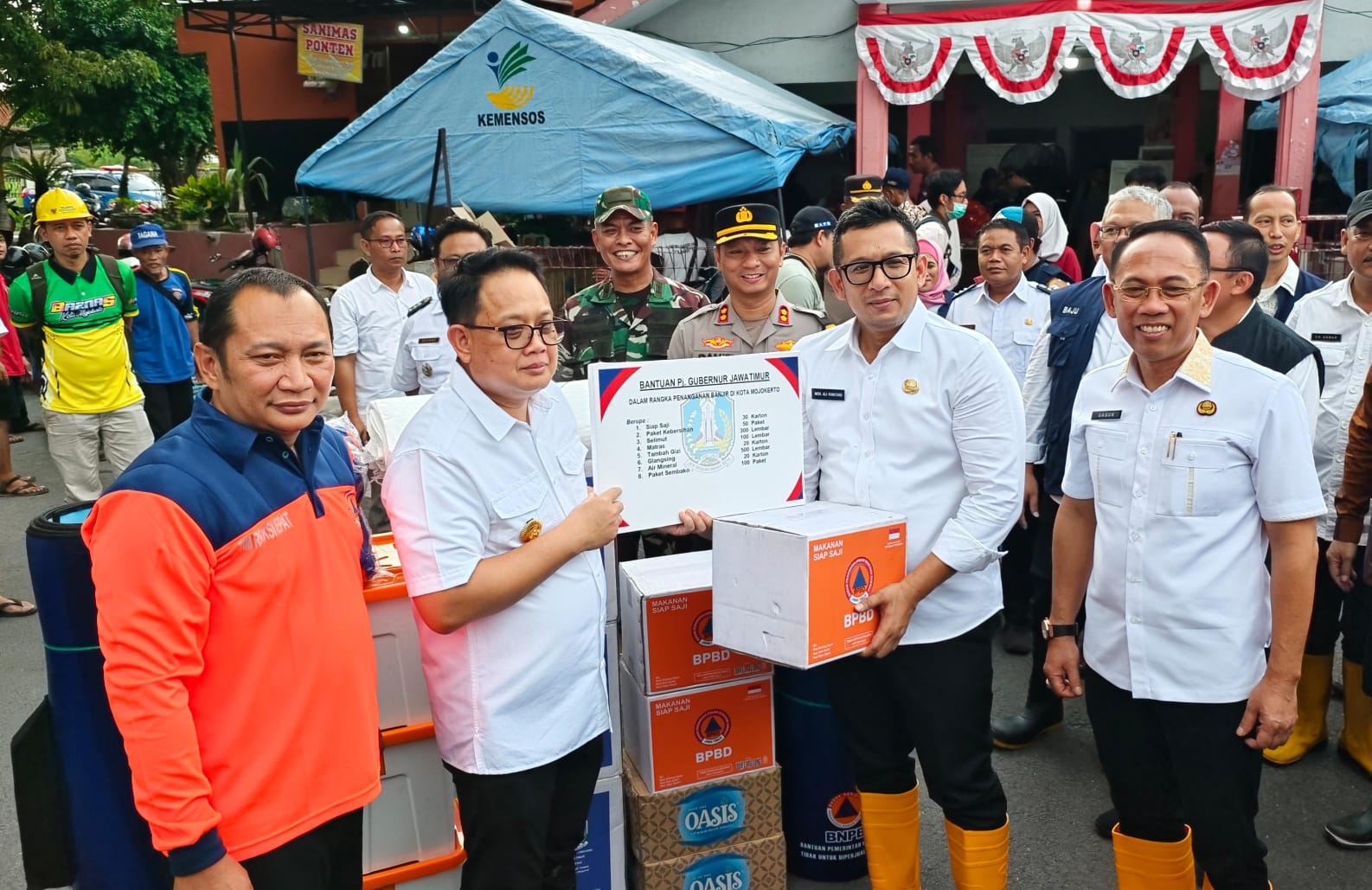Pj Gubernur Jatim menyerahkan bantuan logistik kepada Pj Wali Kota Mojokerto