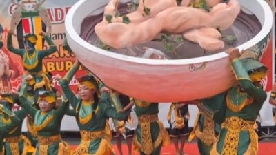 Tarian swike khas dalam parade budaya di alun-alun Grobogan, Rabu (5/3/2024). (Masrikin/kabarterdepan.com)