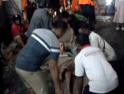 Relawan, BPBD serta Polisi Evakuasi Lansia dan Anak-anak yang Terjebak Banjir di Mojokerto