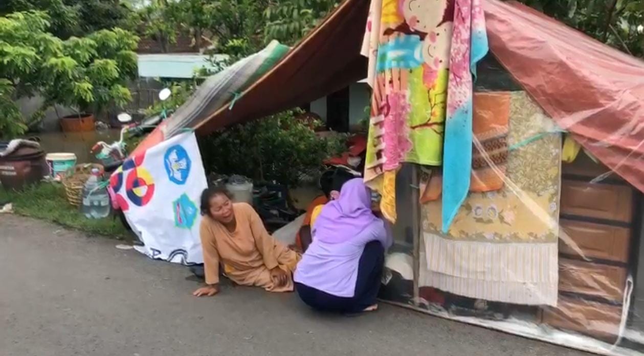 Penampakan warga sedang berada di tenda darurat buatan sendiri (Redaksi Kabarterdepan.com)