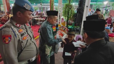 KH Mas Sulton memberikan santunan kepada anak yatim di Madiun, Jumat (8/3/2024). (Redaksi/kabarterdepan.com)