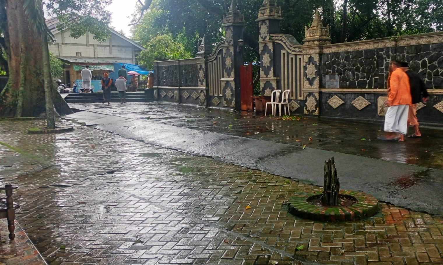 Gerbang makam Pangeran Sukowati Desa Pengkol, Kecamatan Tanin, Sragen. (Masrikin/kabarterdepan.com) 