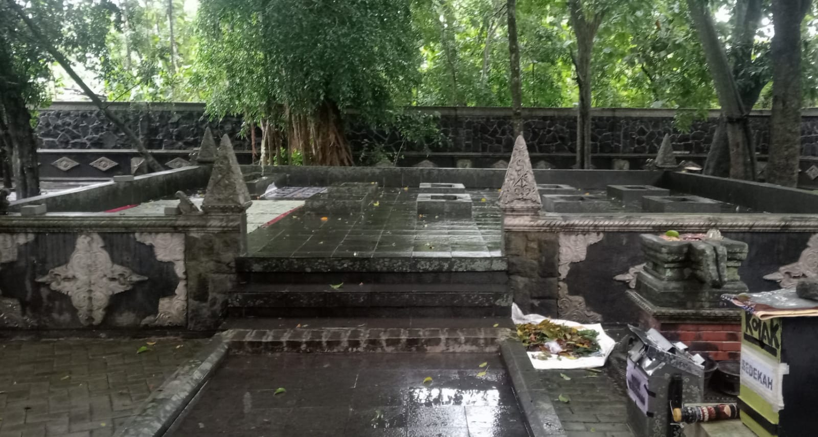 Kondisi area makam Pangeran Sukowati. (Masrikin/kabarterdepan.com) 