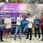 Branch Manager IMM Toyota Mojokerto Munawar Tobing menyerahkan jersey turnamen tenis meja ke Pj Wali Kota Mojokerto Moh Ali Kuncoro, didampingi perwakilan sponsor turnamen tenis meja, Sabtu (9/3/2024). (Redaksi/kabarterdepan.com)