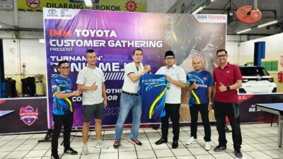 Branch Manager IMM Toyota Mojokerto Munawar Tobing menyerahkan jersey turnamen tenis meja ke Pj Wali Kota Mojokerto Moh Ali Kuncoro, didampingi perwakilan sponsor turnamen tenis meja, Sabtu (9/3/2024). (Redaksi/kabarterdepan.com)