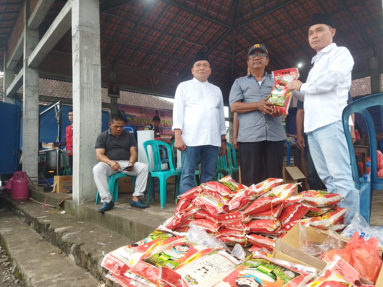Bantuan sembako beras dari Gus Barra diterima simbolis oleh Kepala Desa Kedung Gempol, Minggu (10/3/2024). (Redaksi/kabarterdepan.com) 