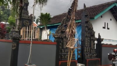 Pintu masuk Pura Anantarinta Dusun Jenggalangan, Tlogo tirto, Sumberlawang, Sragen. (Masrikin/kabarterdepan.com) 