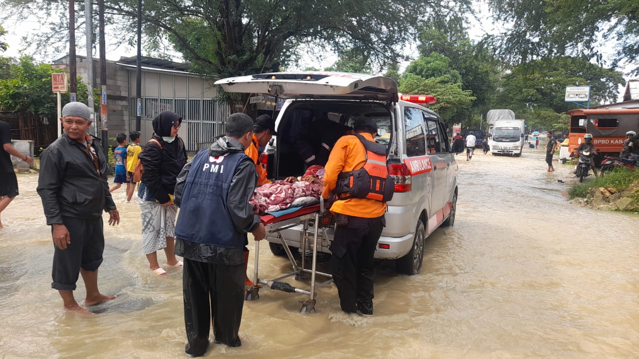 Proses evakuasi warga yang sakit saat rumahnya terendam banjir di Dusun Ketapang, Grobogan, Rabu (13/3/2024). (Masrikin/kabarterdepan.com) 
