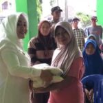 Bupati Mojokerto, Ikfina Fahmawati menyerahkan bantuan beras Cadangan Pangan Pemerintah Daerah (CPPD) kepada salah seorang warga Desa Ngrame (Andy / Kabarterdepan.com)