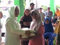Bupati Mojokerto Gelontorkan Bantuan Beras Cadangan Pangan ke Warga Ngrame