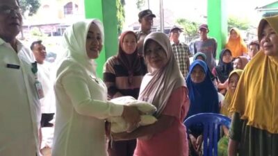 Bupati Mojokerto Gelontorkan Bantuan Beras Cadangan Pangan ke Warga Ngrame