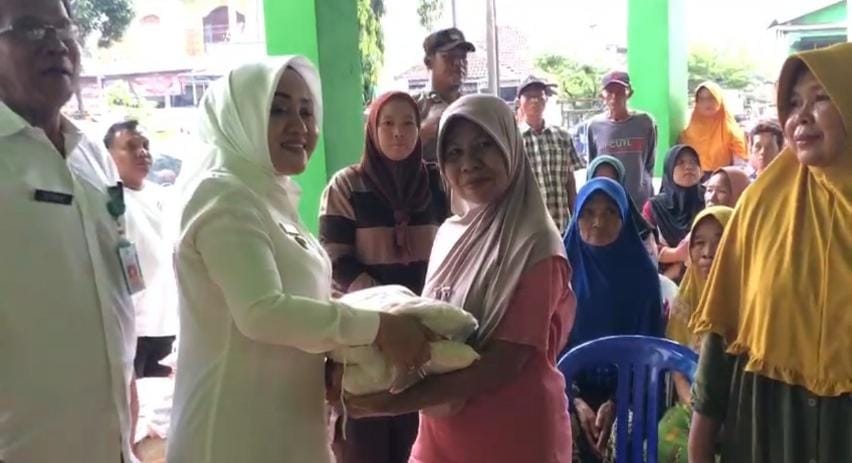 Bupati Mojokerto, Ikfina Fahmawati menyerahkan bantuan beras Cadangan Pangan Pemerintah Daerah (CPPD) kepada salah seorang warga Desa Ngrame (Andy / Kabarterdepan.com)