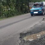 Akses jalan Purwodadi-Semarang yang rusak parah sempat memakan korban. (Masrikin/kabarterdepan.com)