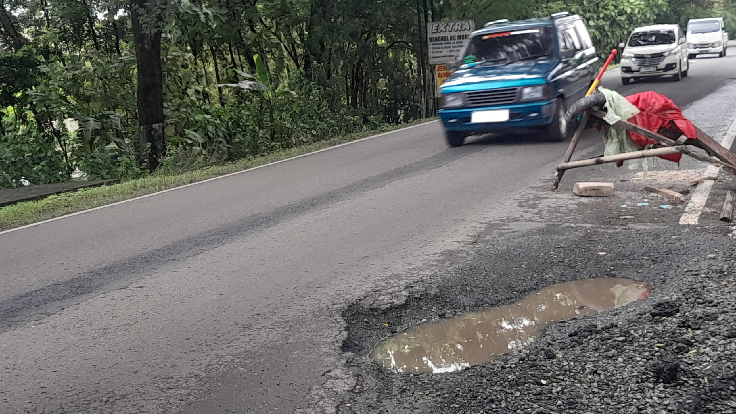 Akses jalan Purwodadi-Semarang yang rusak parah sempat memakan korban. (Masrikin/kabarterdepan.com) 