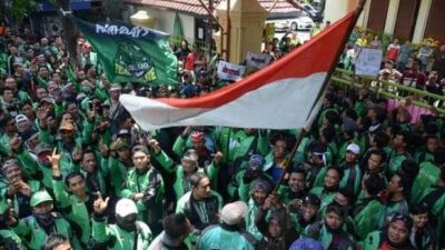 Aksi unjuk rasa para ojol di Surabaya beberapa waktu lalu. (Redaksi/kabarterdepan.com)