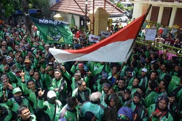 Aksi unjuk rasa para ojol di Surabaya beberapa waktu lalu. (Redaksi/kabarterdepan.com) 