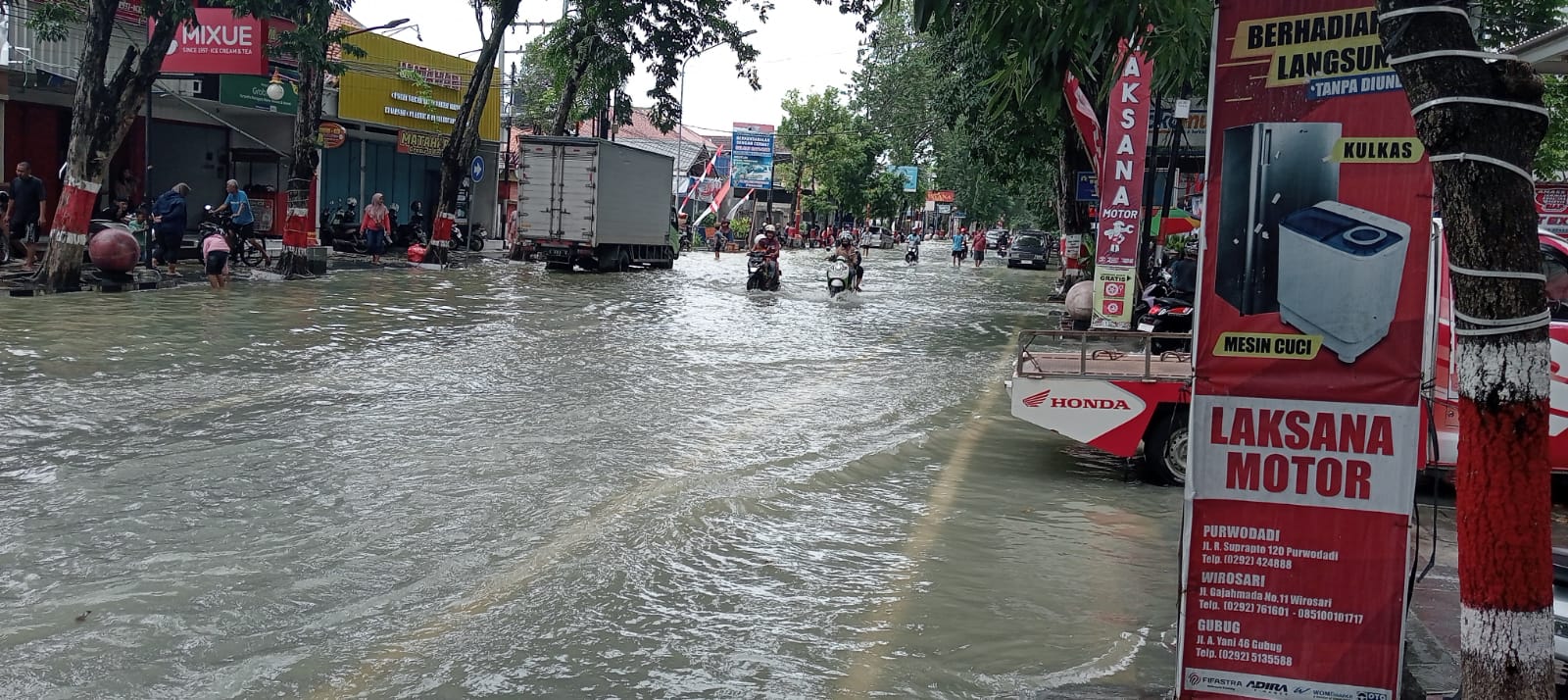 Banjir di jalan Suprapto utara Simpang Lima Purwodadi Grobogan, Jumat (15/3/2024). (Masrikin/kabarterdepan.com)