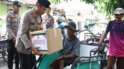 Kapolres Mojokerto Kota, AKBP Daniel S Marunduri membagikan paket sembako ke Abang Becak (Humas Polres Mojokerto Kota)