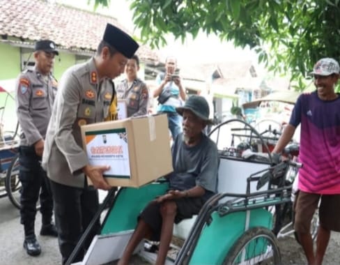 Kapolres Mojokerto Kota, AKBP Daniel S Marunduri membagikan paket sembako ke Abang Becak (Humas Polres Mojokerto Kota) 