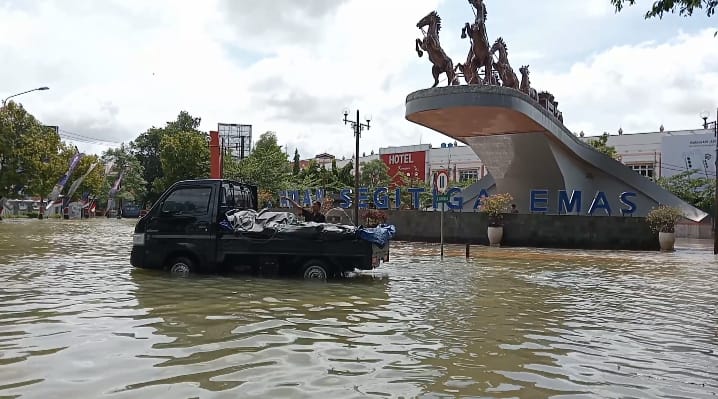 Kondisi banjir di Bundaran Segitiga Emas Kota Purwodadi, Sabtu (16/3/2024) siang. (Masrikin/kabarterdepan.com) 