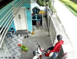 Terekam CCTV, Maling Motor Berjaket Merah di Kutorejo Mojokerto Beraksi dengan Helm Hitam
