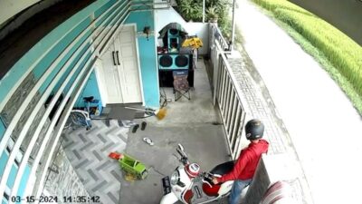 Tangkapan layar pelaku menggunakan jaket merah dan helm hitam saat menggondol motor korbannya (Andy / Kabarterdepan.com)