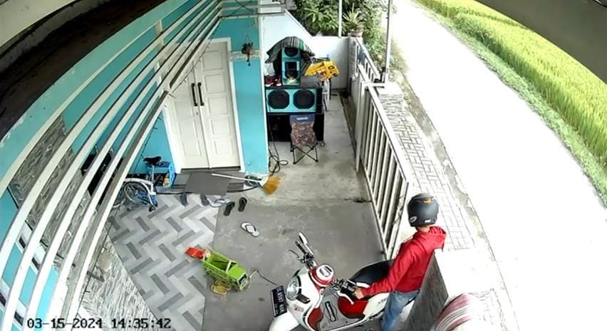 Tangkapan layar pelaku menggunakan jaket merah dan helm hitam saat menggondol motor korbannya (Andy / Kabarterdepan.com)