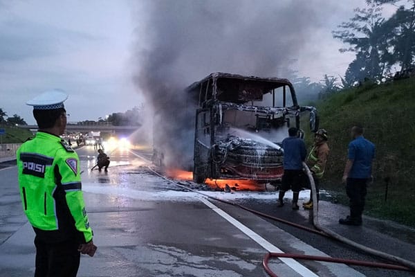 Proses pemadaman Bus Rosalia Indah yang terbakar di Tol Boyolali, Sabtu (16/3/2024). (Humas Polres Boyolali) 